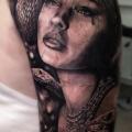 tatuaje Hombro Realista Serpiente Mujer por Drew Apicture