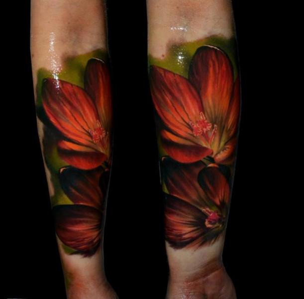 Tatuaggio Braccio Realistici Fiore di Samuel Potuček Tattoo