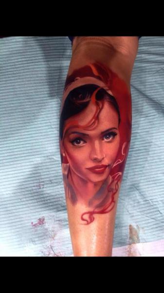 Tatuaje Brazo Retrato Realista Mujer por Samuel Potuček Tattoo