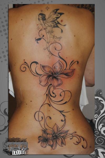 Tatuaje Flor Espalda Hada por Synergik Tattoo