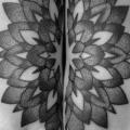 tatuaje Pie Flor Geométrico por Custom Ink Tattoo