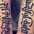 tatuaje Brazo Letras por Rock n Ink Tattoo