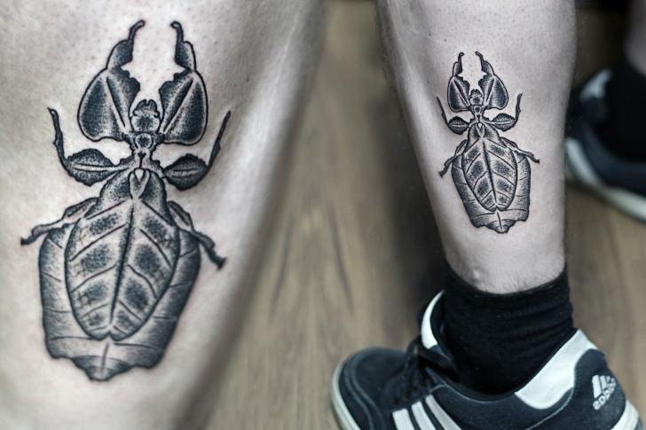Tatuaggio Polpaccio Scarabeo di Rock n Ink Tattoo