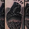 Fantasie Herz Dotwork tattoo von Rock n Ink Tattoo