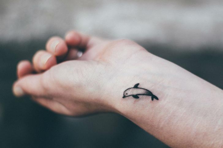 Tatuaje Mano Delfín por Rock n Ink Tattoo