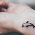 Hand Delfin tattoo von Rock n Ink Tattoo