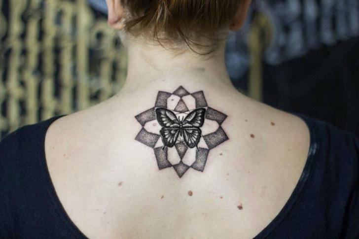 Schmetterling Nacken Dotwork Tattoo von Rock n Ink Tattoo
