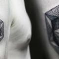 tatuaje Hombro Dotwork Geométrico por Rock n Ink Tattoo