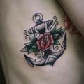Old School Blumen Seite Anker tattoo von Rock n Ink Tattoo