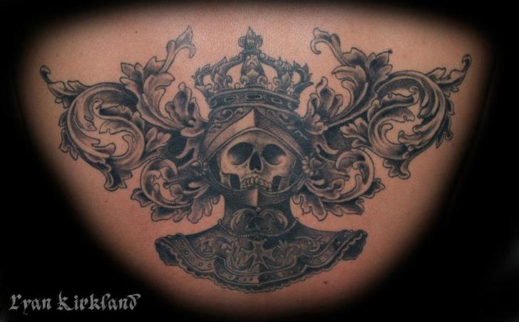 Totenkopf Rücken Helm Tattoo von Last Angels Tattoo