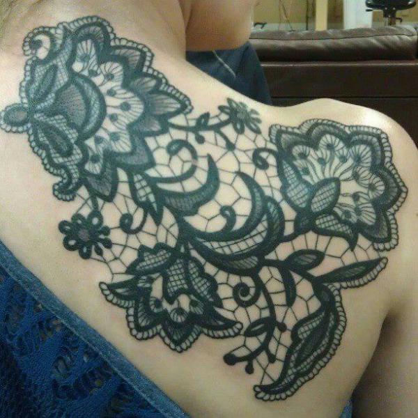 Schulter Blumen Nacken Tattoo von Last Angels Tattoo