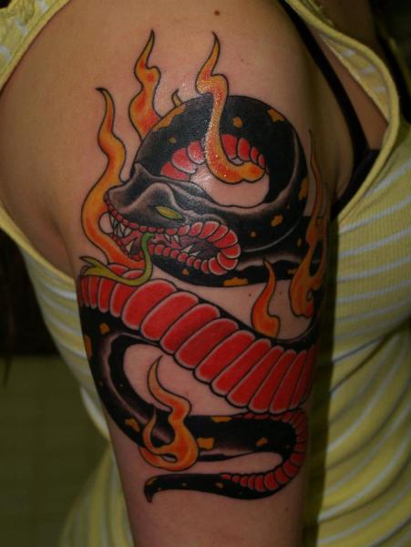 Tatuaggio Spalla Serpente Old School di Last Angels Tattoo