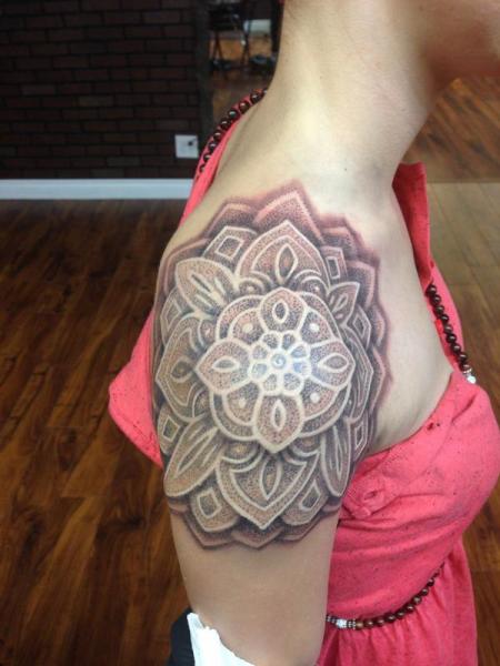 Tatouage Épaule Fleur Dotwork Mandala par Anthony Ortega