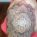 tatuaggio Spalla Fiore Dotwork Mandala di Anthony Ortega