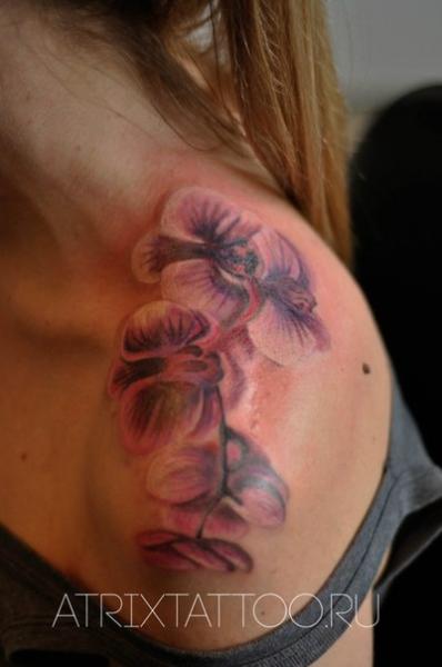 Schulter Realistische Blumen Tattoo von Atrixtattoo