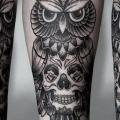 Arm Totenkopf Eulen Dotwork tattoo von White Rabbit Tattoo