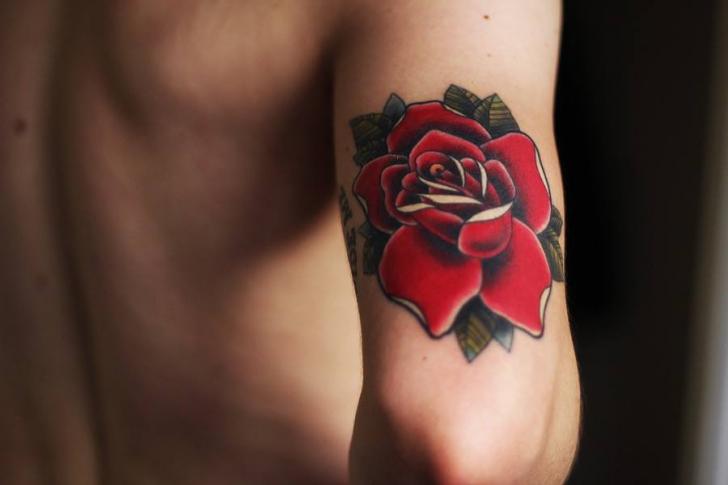 Tatuaje Brazo Flor Rosa por White Rabbit Tattoo