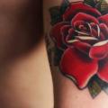 tatuaje Brazo Flor Rosa por White Rabbit Tattoo