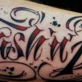 tatuaje Brazo Letras Fuentes por White Rabbit Tattoo