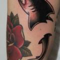 tatuaje Brazo Old School Tiburón por White Rabbit Tattoo