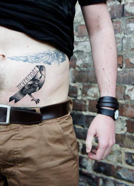 Tatuaggio Pancia Dotwork Uccello di White Rabbit Tattoo