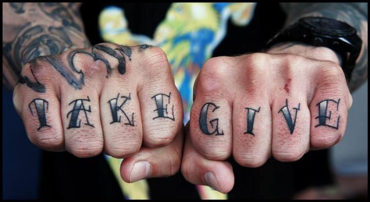 Finger Leuchtturm Fonts Tattoo von White Rabbit Tattoo