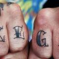 tatuaż Palec Napisy Czcionki przez White Rabbit Tattoo