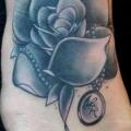 tatuaje Pie Flor Rosa por White Rabbit Tattoo