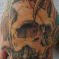 tatuaje Cráneo Mano por White Rabbit Tattoo