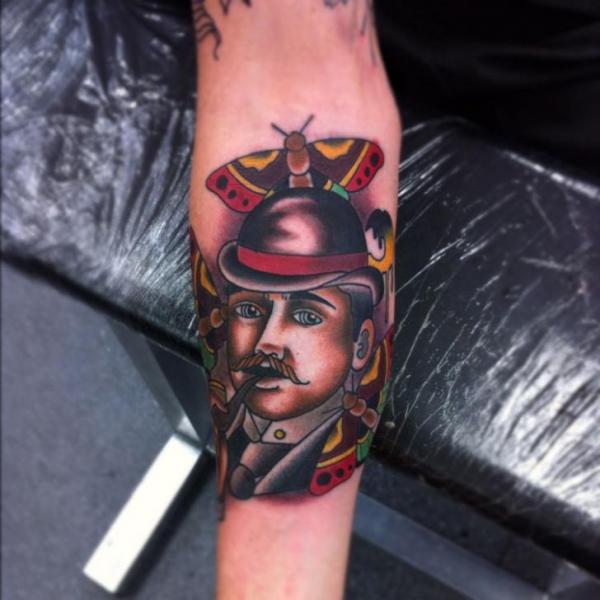Tatuaje Brazo New School Sombrero por Dagger & Lark Tattoo