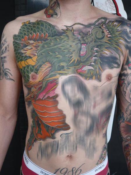 Tatuaggio Petto Giapponesi Draghi di Dagger & Lark Tattoo