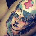 tatuaje New School Enfermera Muslo por Dagger & Lark Tattoo
