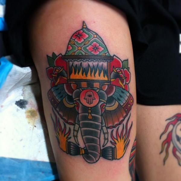 Tatuaje Old School Elefante Muslo por Dagger & Lark Tattoo