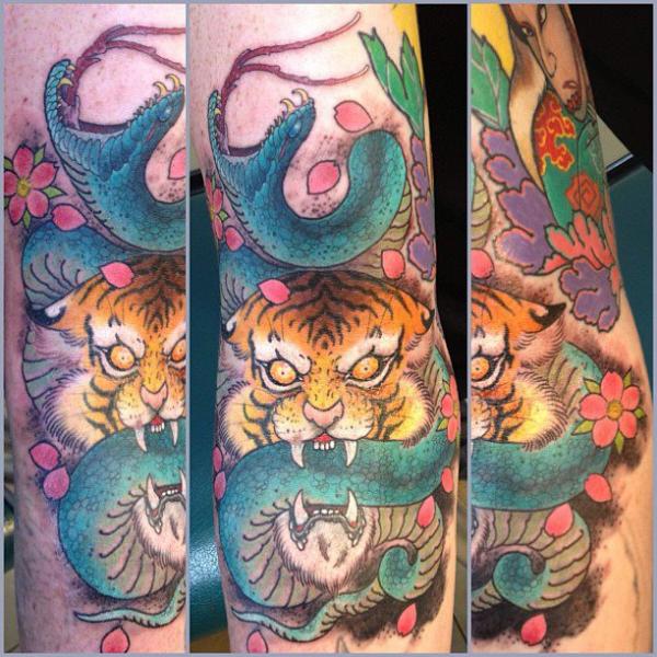 รอยสัก งู เสือ โดย Dagger & Lark Tattoo