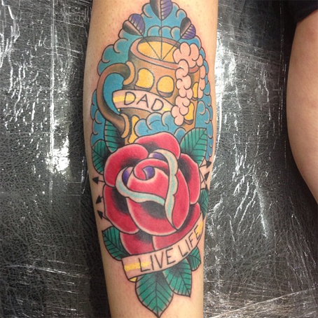 Tatuaje Brazo Old School Flor por Devils Ink Tattoo