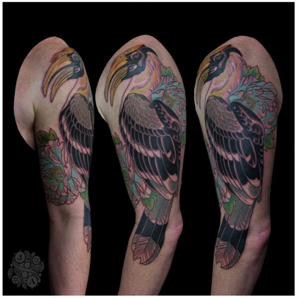 Tatuaje Hombro New School Pájaro por Devils Ink Tattoo