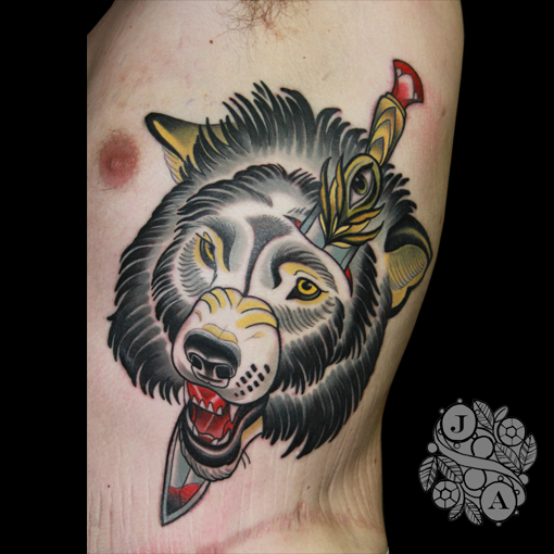 รอยสัก ด้านข้าง หมี ดาบ โดย Devils Ink Tattoo