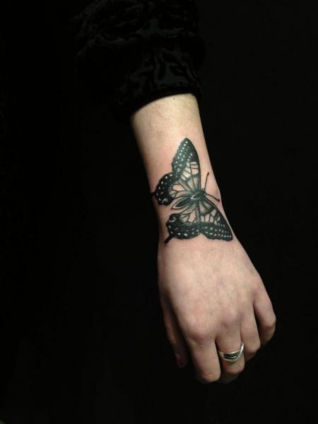Tatuaje Brazo Mariposa por Hidden Moon Tattoo