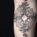 Arm Dotwork Dekoration tattoo von Hidden Moon Tattoo