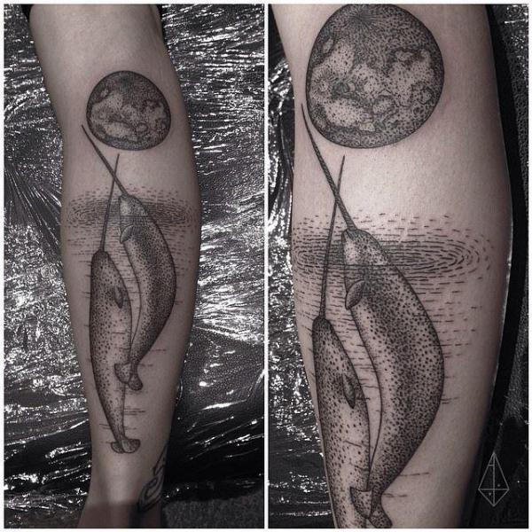 Tatuaje Brazo Dotwork Ballena Luna por Hidden Moon Tattoo