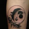 tatuaje Brazo Luna por Hidden Moon Tattoo