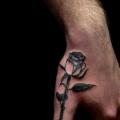 tatuaje Dedo Flor Rosa por Hidden Moon Tattoo