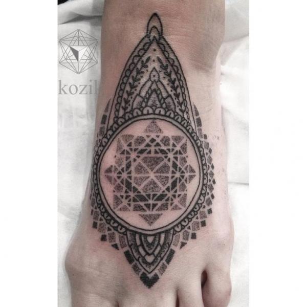 Fuß Dotwork Dekoration Tattoo von Hidden Moon Tattoo