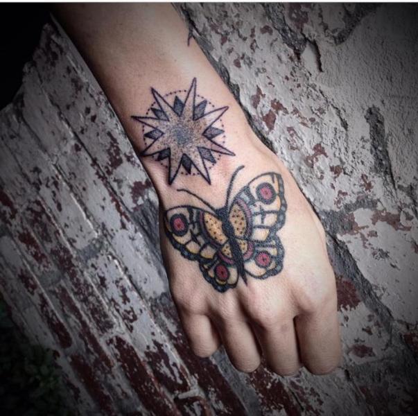 Tatuaje Old School Mano Mariposa por Hidden Moon Tattoo