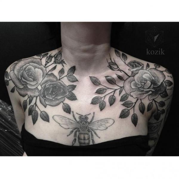 Schulter Blumen Dotwork Tattoo von Hidden Moon Tattoo