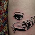Hand Auge Oberschenkel tattoo von Hidden Moon Tattoo