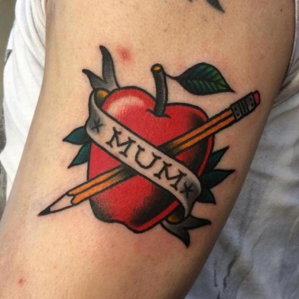 リンゴ 鉛筆 タトゥー よって Chapel Tattoo