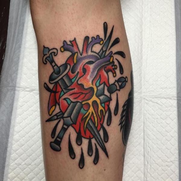 Arm Herz Dolch Blut Tattoo von Chapel Tattoo