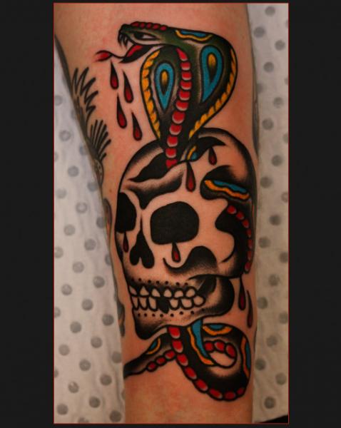 Tatuaje Brazo Serpiente Old School Cráneo por Chapel Tattoo