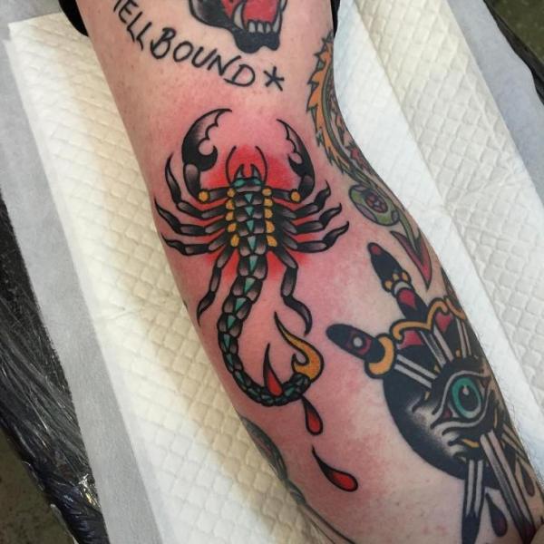 Tatuaje Brazo Escorpión Sangre por Chapel Tattoo